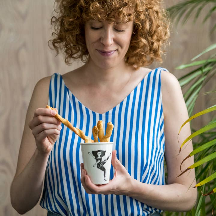 helen b – Copo/caneca por atacado – Caneca de porcelana com ilustração 'Grl Pwr' de helen b1