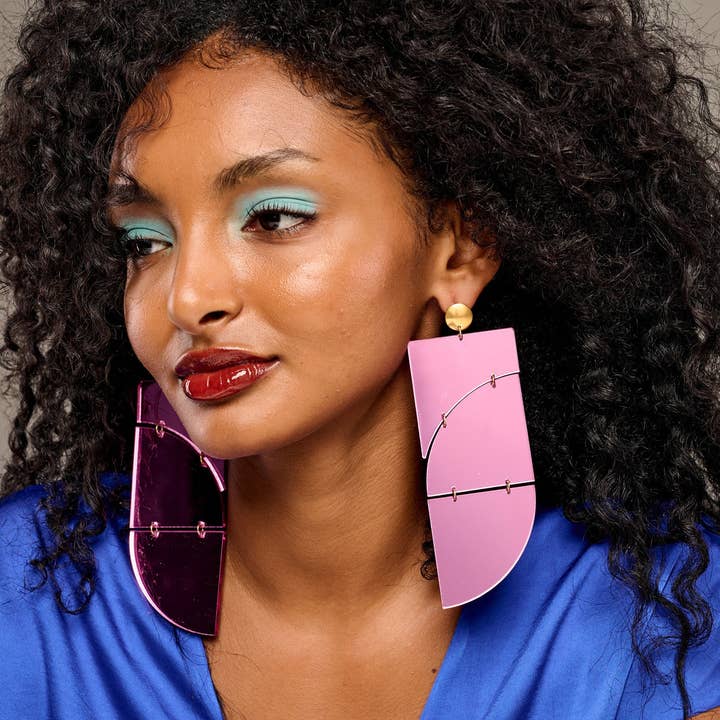 Designer-Ohrstecker aus rosafarbenem Spiegelacryl für den Großhandel von Laka Luka