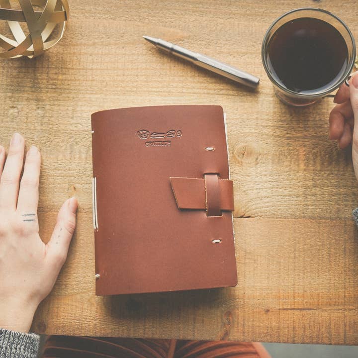 Journal de gratitude en cuir pour la vente par Rustico