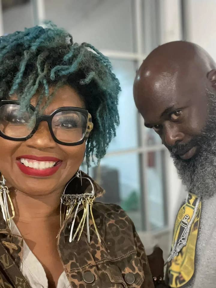 Brincos de borla martelada por atacado de Angela Catirina Jones