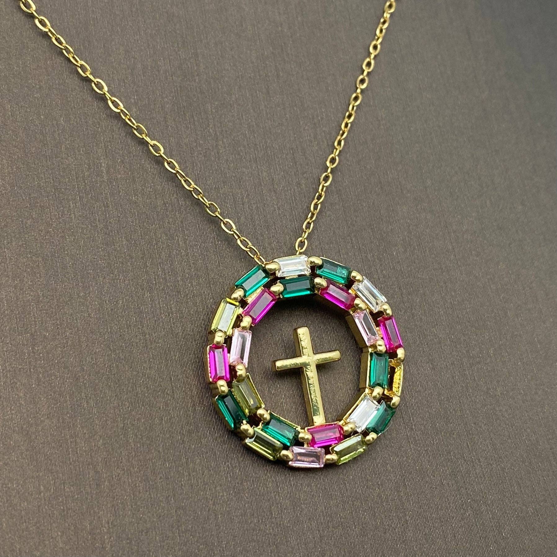 Mio Queena - Wholesale Halskettinghanger - Multi-stijl ketting met gouden hanger van strass en zirkonia kruis22