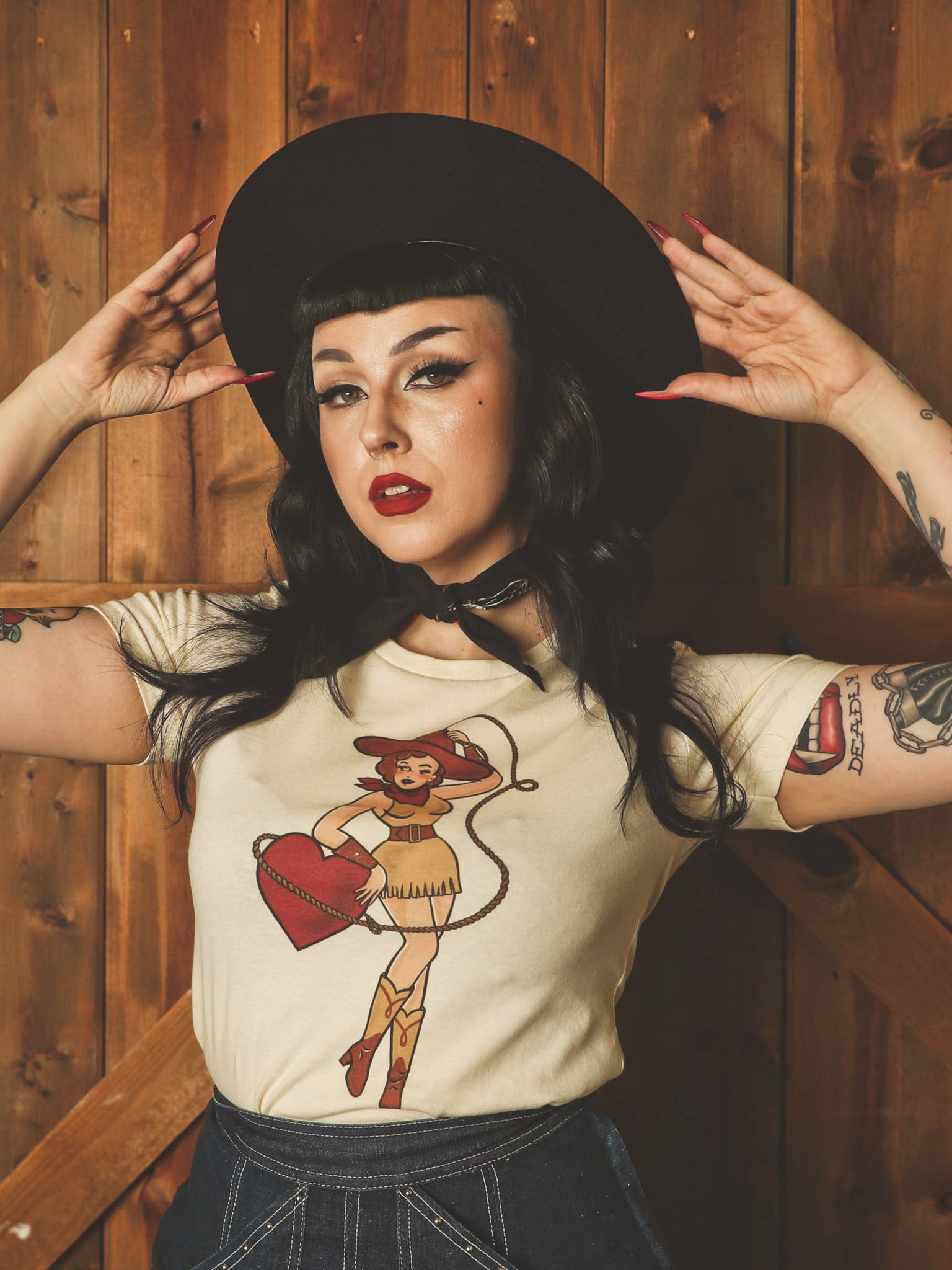 Mischief Made - Vendita all'ingrosso Maglietta stampata - Donna - T-shirt attillata Heart Bandit in avorio7