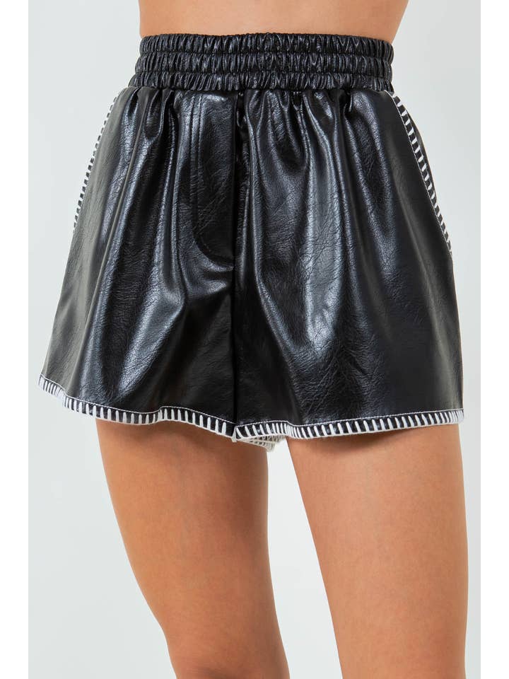 Svart KONTRASTFILTSSYDDA PU-LÄDERSHORTS - SVART för wholesale på Faire
