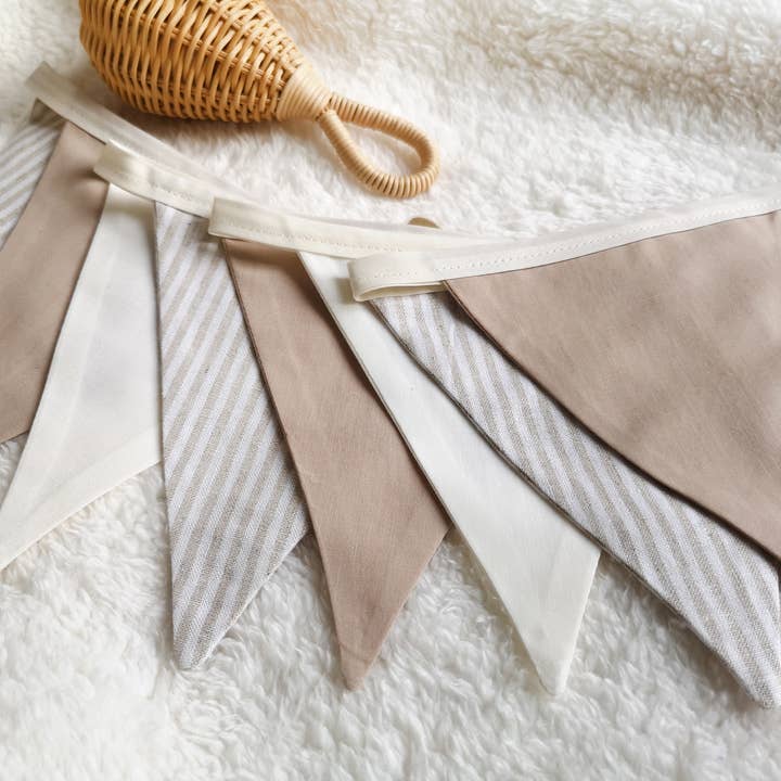 Guirnalda de banderines de lino beige a rayas para venta al por mayor de The Butter Flying