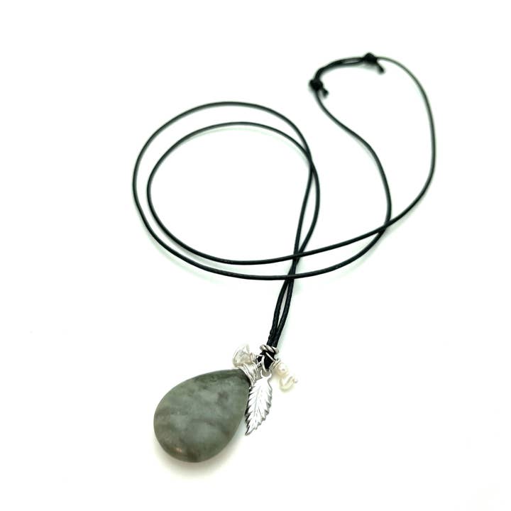 Collier Jasper Poire pour la vente par Andrea Savar Creations