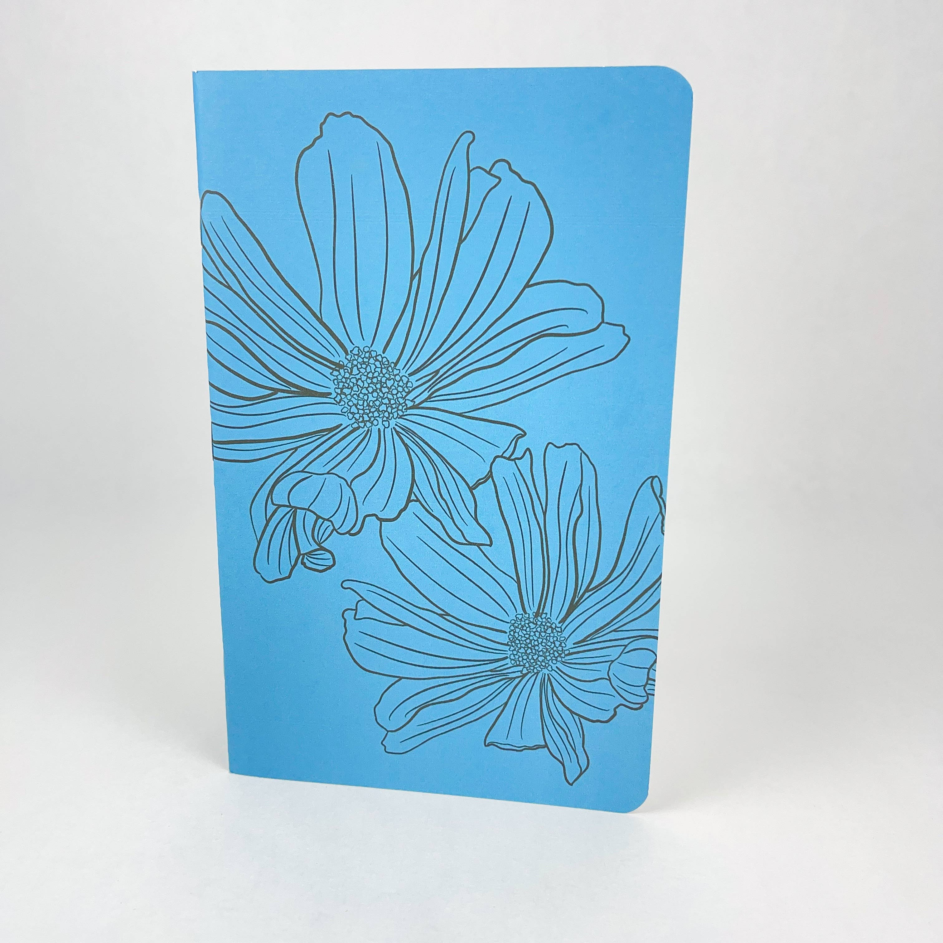 Art by Erica H & Rebel Stitchers – wholesale Anteckningsbok – Inked Flowers - Style 1 - Blå - Handgjord Sadelbunden A54