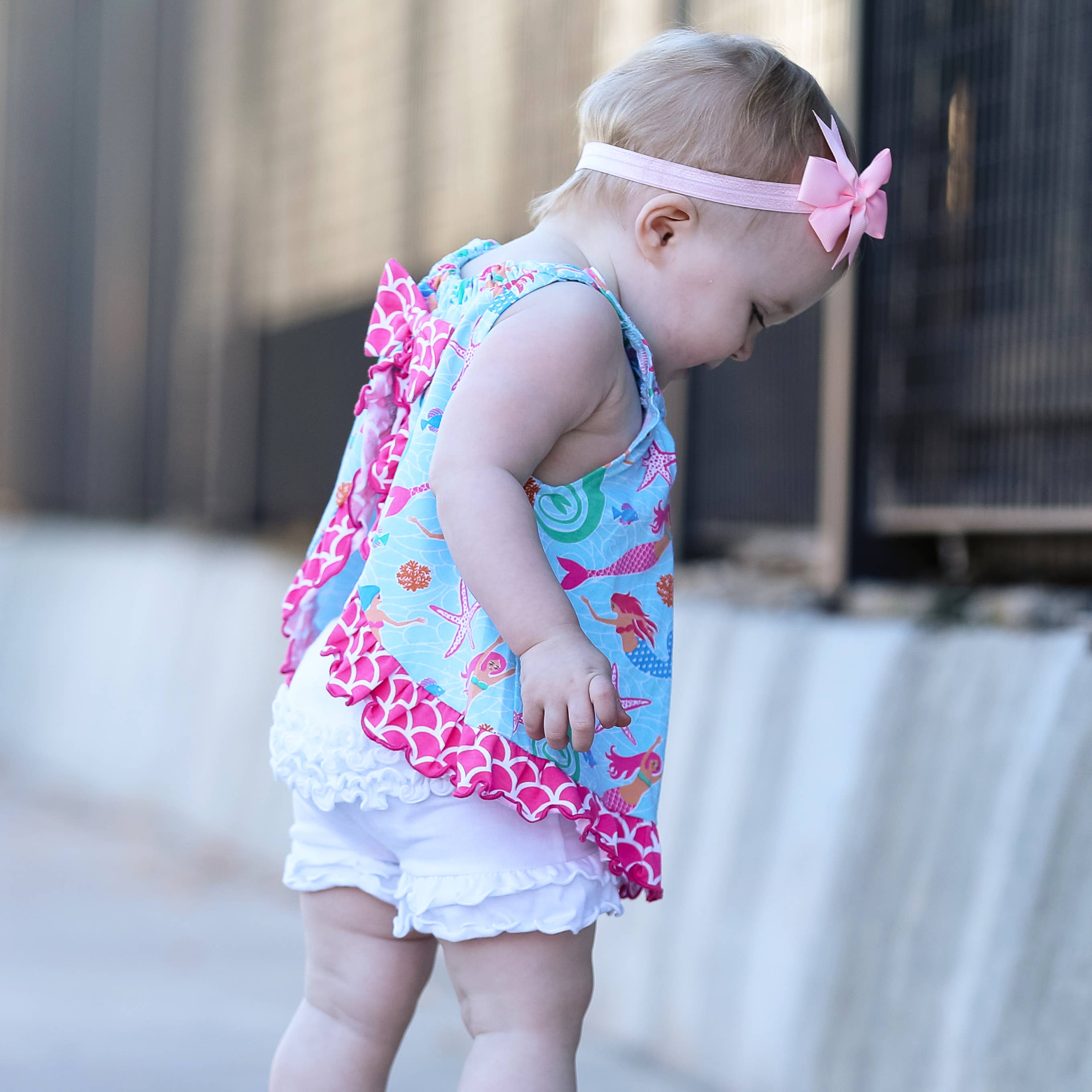 AnnLoren – Großhandel Shorts – Kinder – Weiße Rüschenshorts für Kleinkinder und große Mädchen, Sommerkleidung1