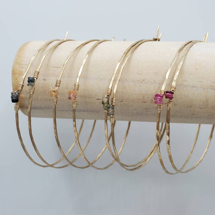 Aros martillados con detalle de zafiro ombré para venta al por mayor de Tela Bella Jewelry