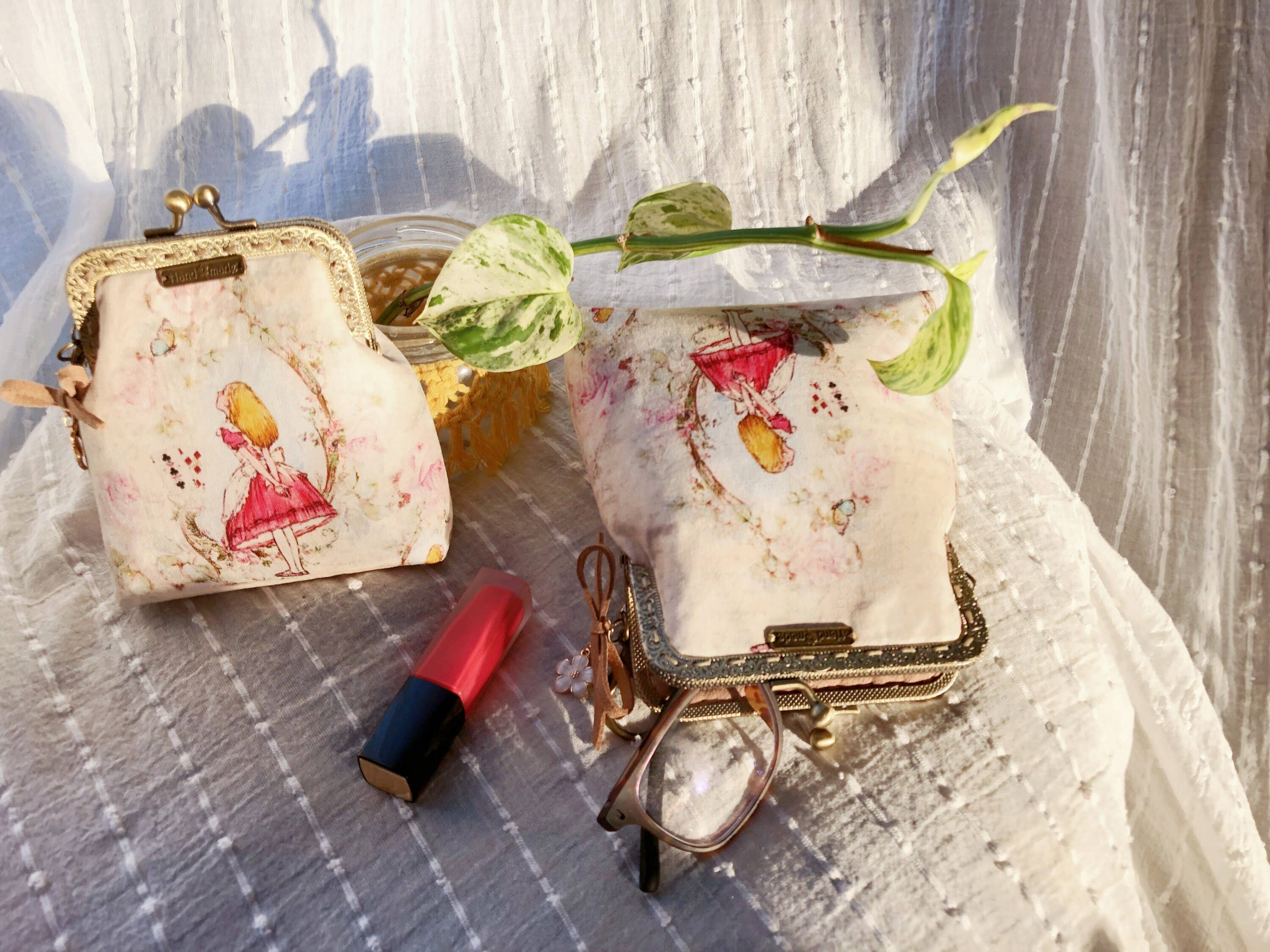 LeisTextileStudio - Wholesale Coin Purse - Women's - Handmade Alice In Wonderland Kiss Lock Coin & Card Purse6