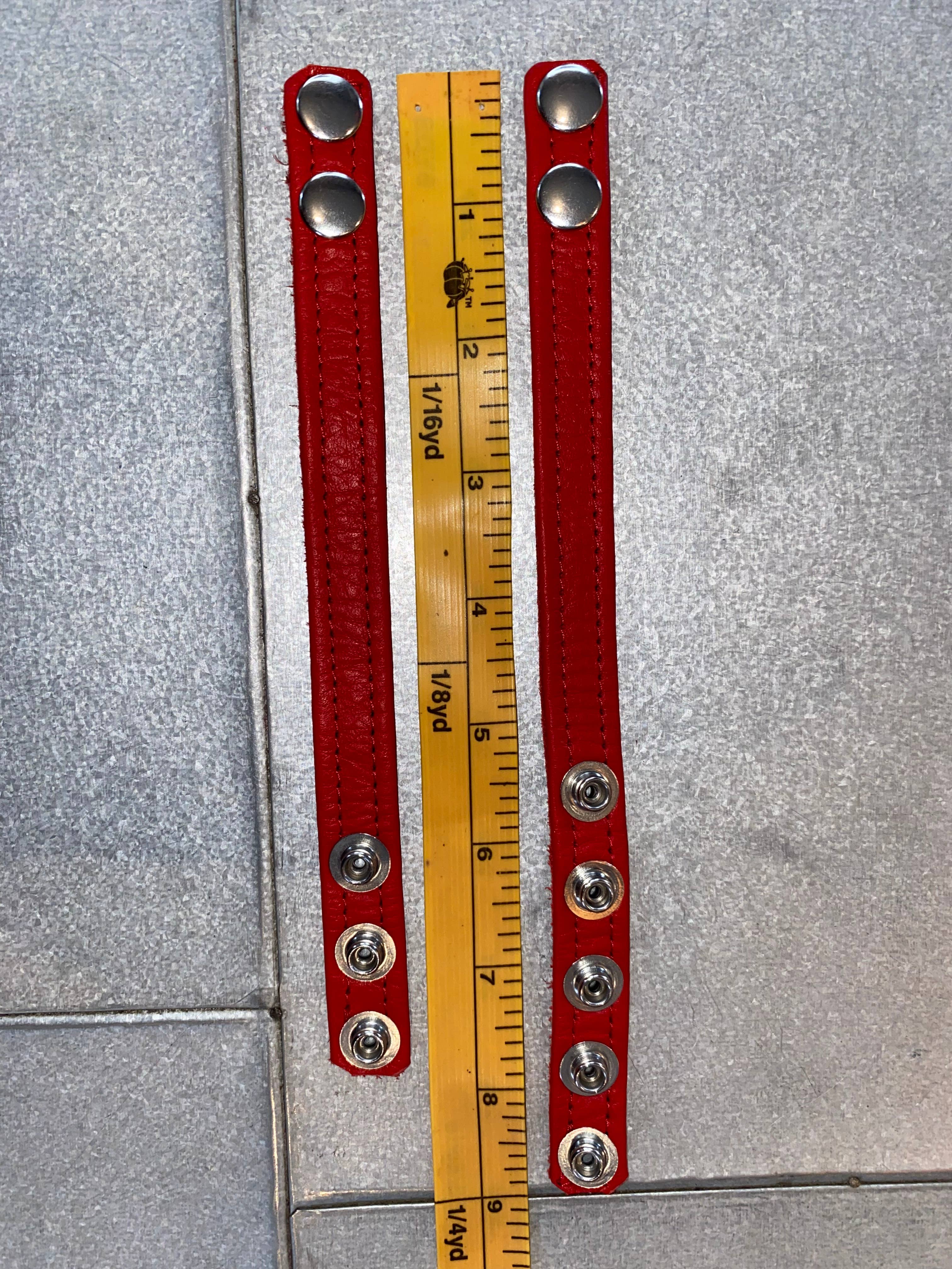 The Montrose Forge - Vendita all'ingrosso Sex toy - Anello a C in pelle sottile a 3 bottoni (disponibile in 11 colori)12