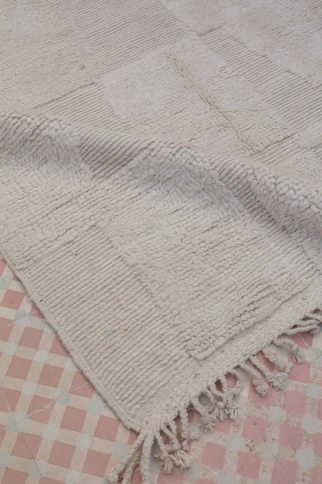 Néda - Wholesale Area Rug - Beni Ouarain Berber Rug White Modern with Abstract Raised Patterns - 252 x 172.5 cm2