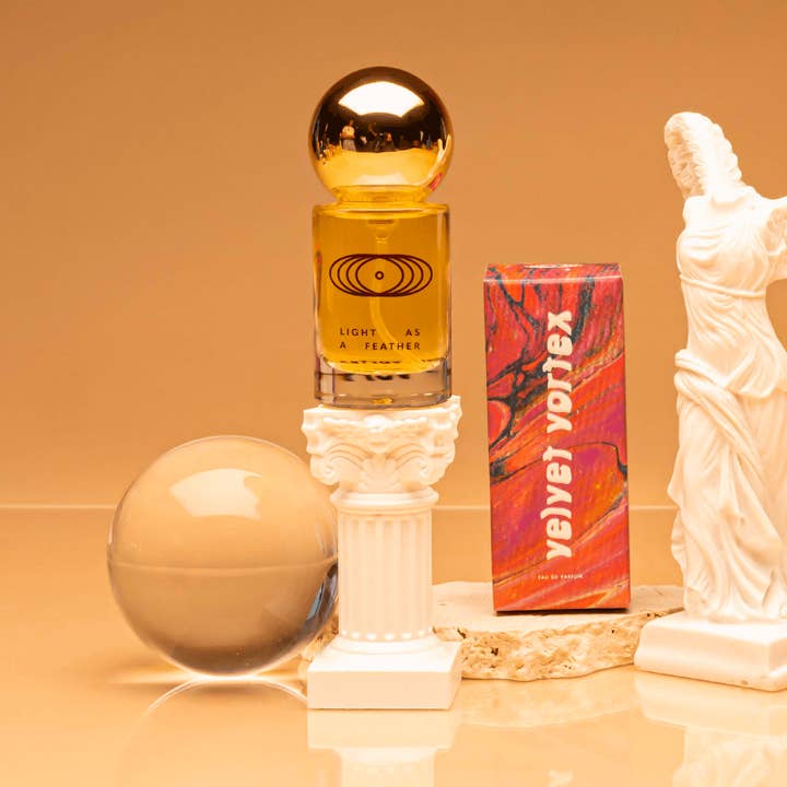 Léger comme une plume pour la vente par Velvet Vortex