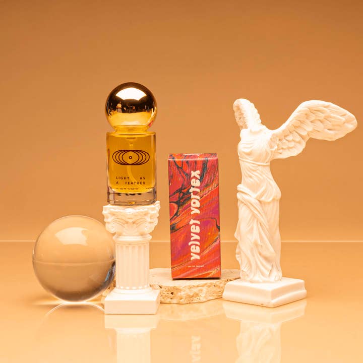 Léger comme une plume pour la vente par Velvet Vortex