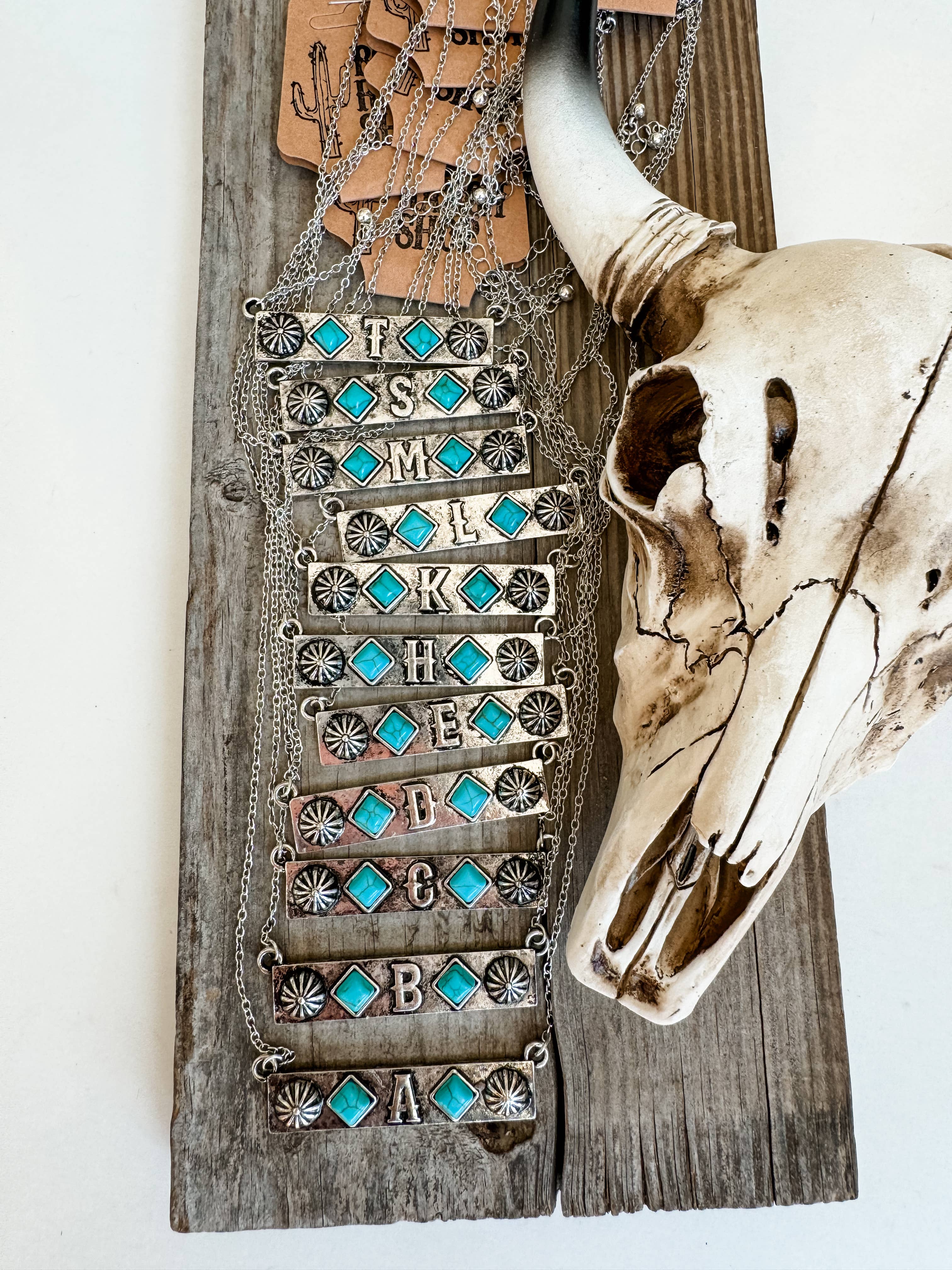 Boho Ranch Shop - Vente Colliers à pendentif - Collier Western Initial Concho Bar1