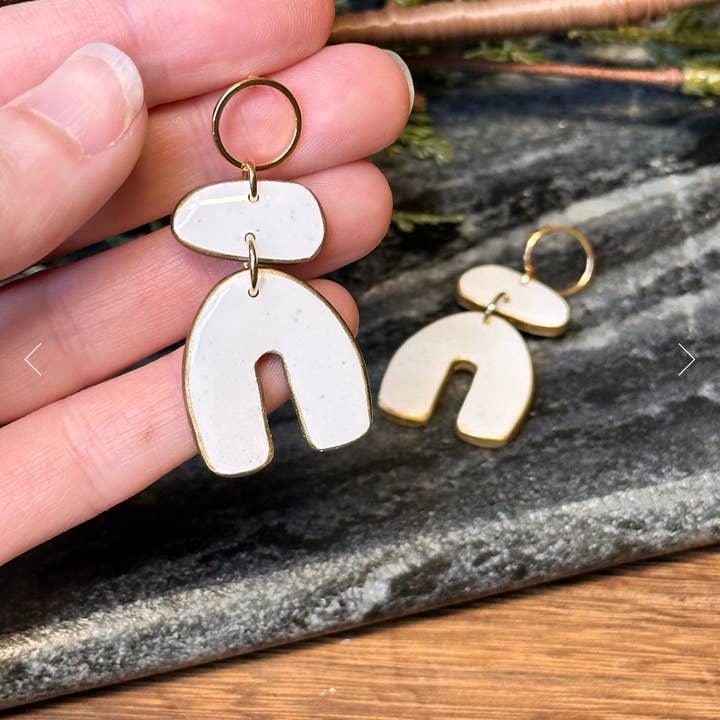 913onCanvas - Wholesale Dangle Earrings - Pebbled Arch: 18K Gold (Black or White)3