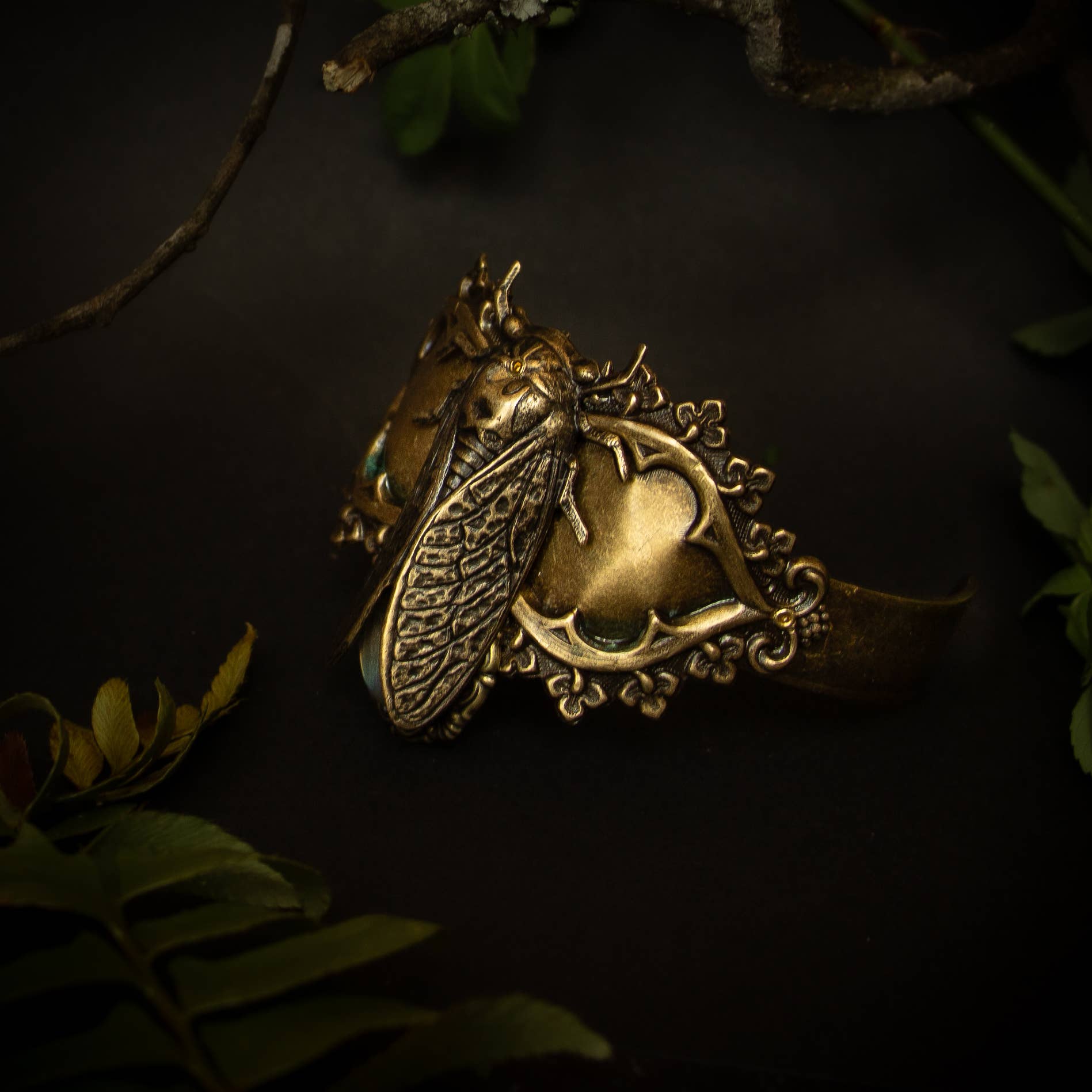 Trollbinde – Engroshandel Manchetarmbånd – Cicada Aurora manchet1