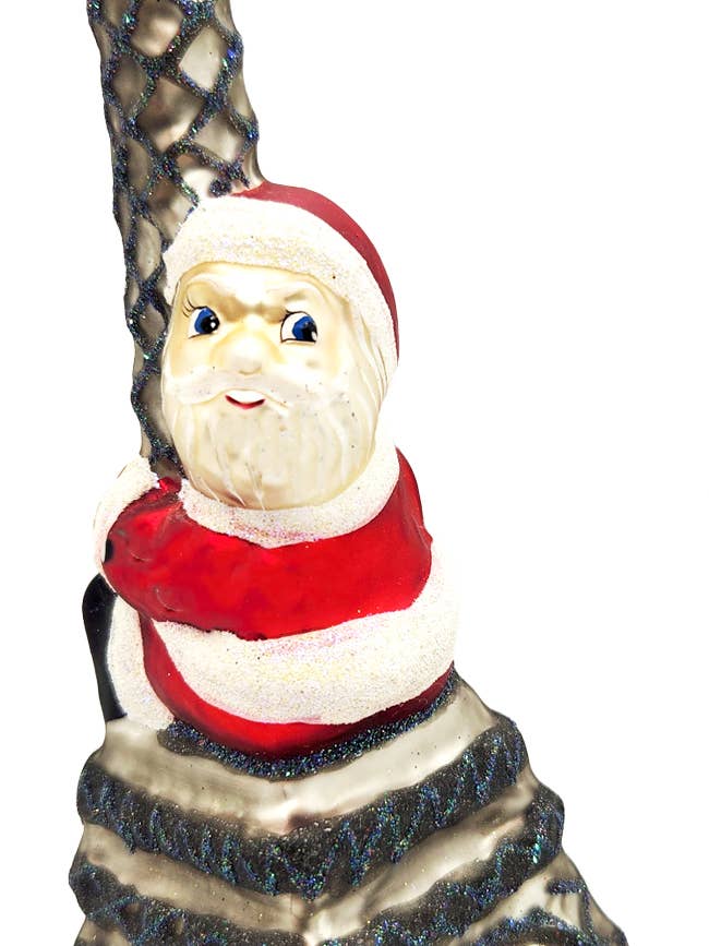Ornement de Noël en verre de la tour Eiffel avec Père Noël et cadeaux pour la vente par Mia's Polish Treasures