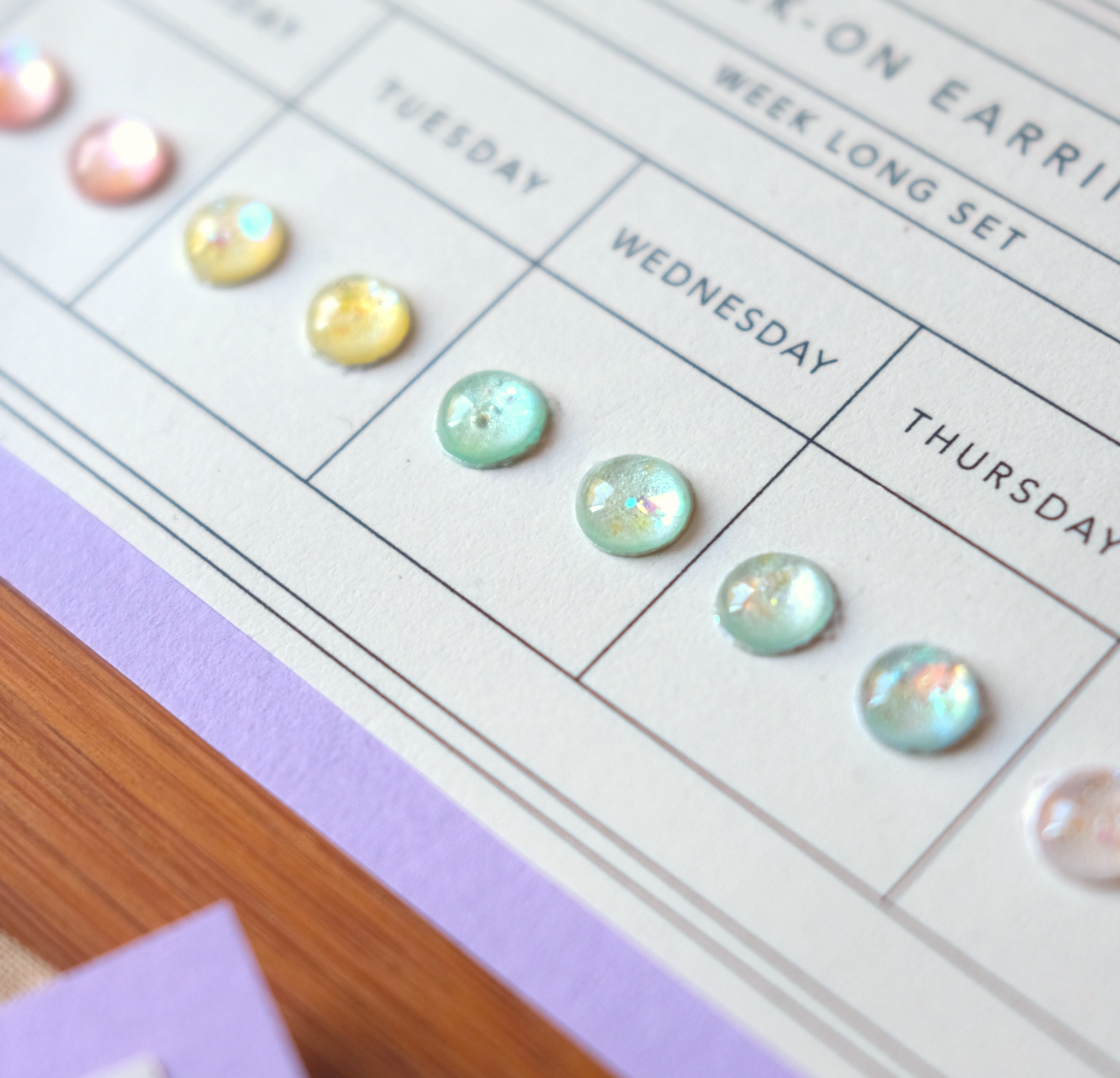 Made by Wheeler - Wholesale Sieradenset - Kawaii Magic plakoorbellen set met 7 kleuren voor elke dag van de week4