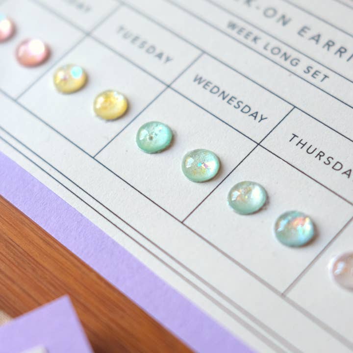 Made by Wheeler - Wholesale Sieradenset - Kawaii Magic plakoorbellen set met 7 kleuren voor elke dag van de week4