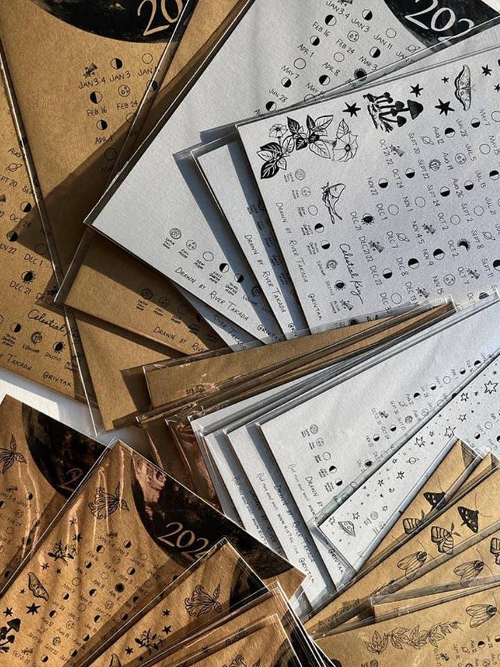 Poster Calendario Celestiale 2025 11'' x 17'' per la vendita all'ingrosso da parte di Rivtak