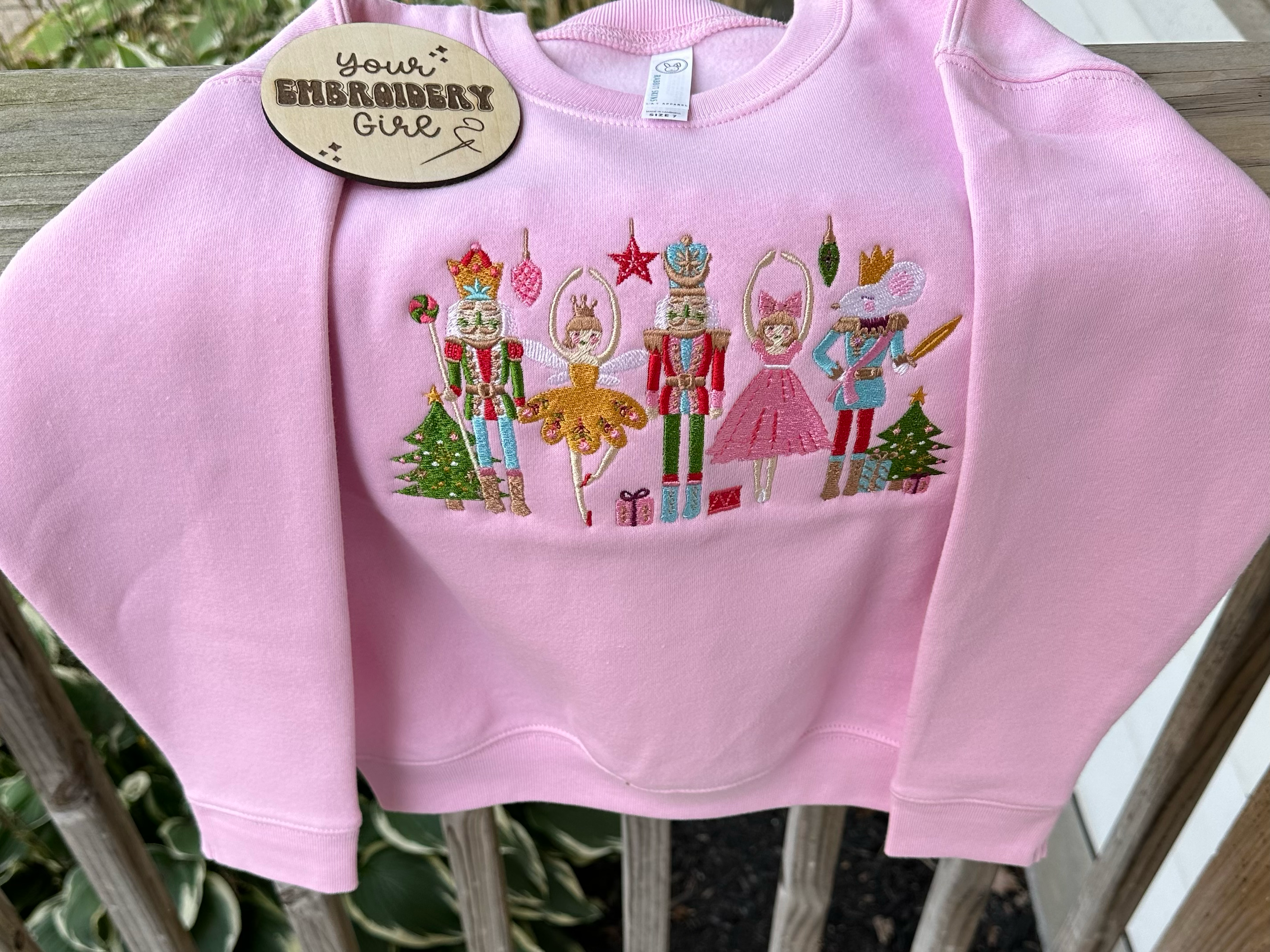 Your Embroidery Girl – Engroshandel Sweatshirt - Børn – Jule Nøddeknækker Småbørn Broderet Crewneck0