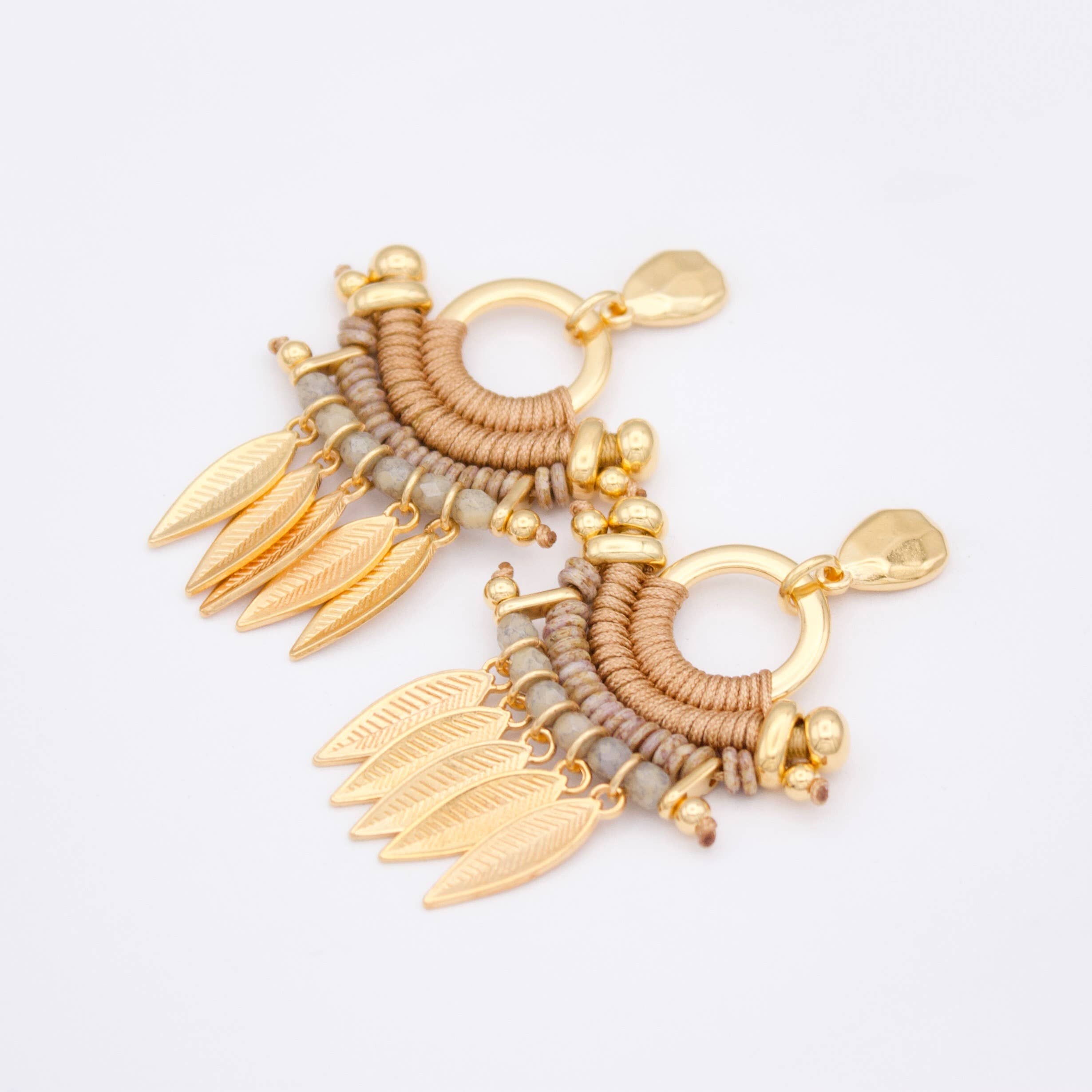 Araracuara - Wholesale Hangende/ronde oorbellen - Opvallende oorbellen QUNDÍO in beige en goud1