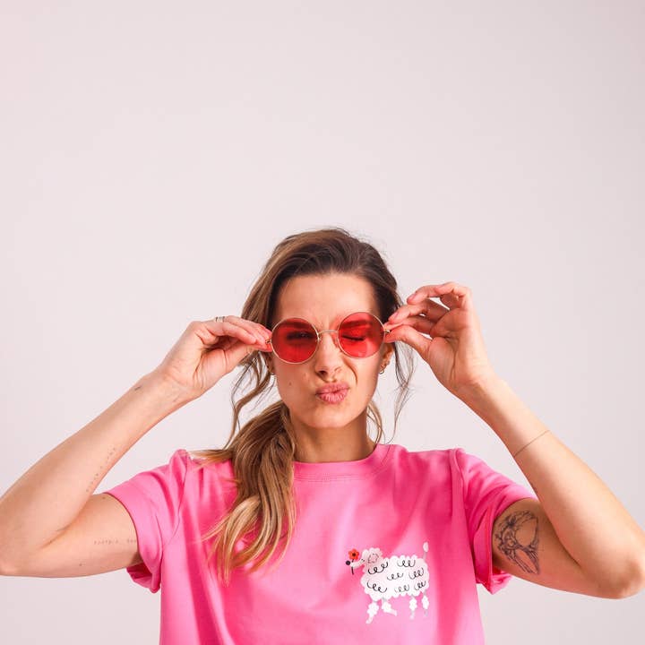 Poodle op roze - heren t-shirt (productietijd ca. 14 dagen) voor wholesale door Dont Grow Up