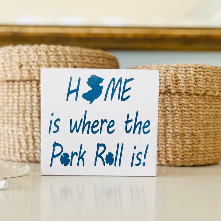 Targa in legno con scritta «Home Is Where Pork Roll Is», scritta «New Jersey» per la vendita all'ingrosso da parte di Carlson's Custom Signs