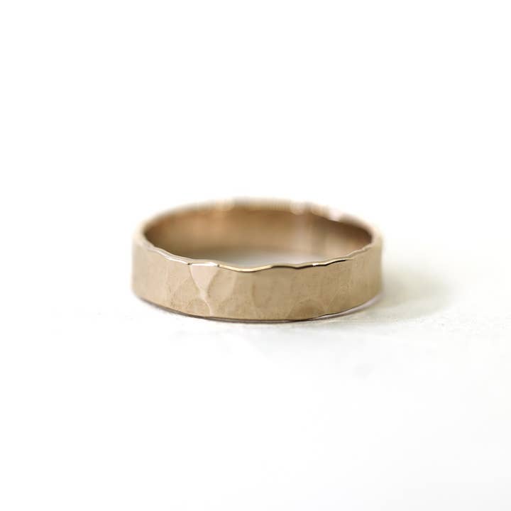 Breiter gehämmerter Ring mit Goldfüllung für den Großhandel von The Land of Salt