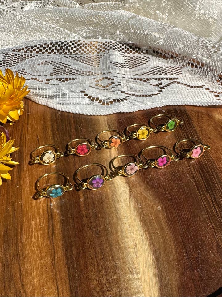 Bagues en vraies fleurs (chaton ovale en or) pour la vente par Lucky Lucky Studios