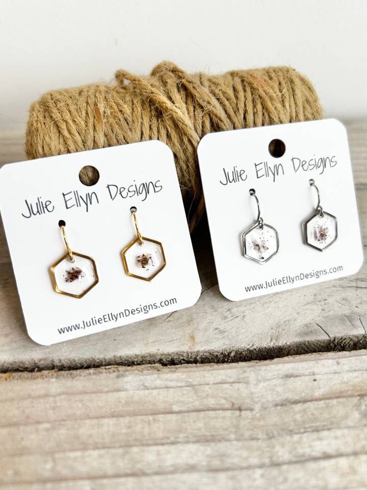 Orecchini a Fiore con Piccola Farfalla - Esagono per la vendita all'ingrosso da parte di Julie Ellyn Designs