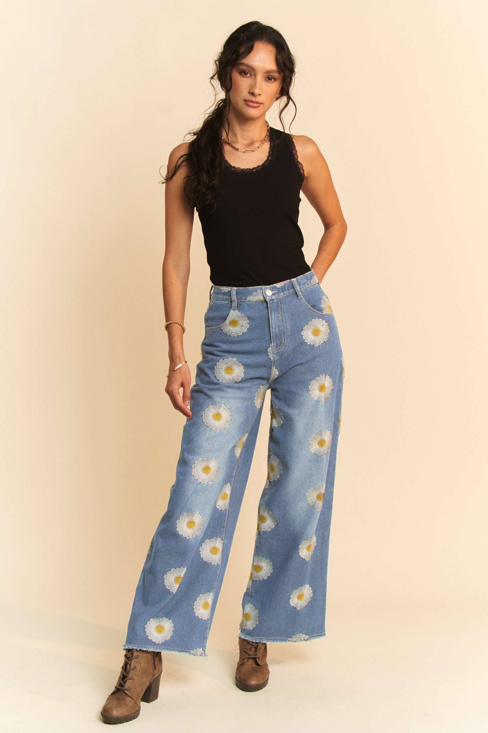 BLAUER DENIM JEANSHOSE MIT BREITER ÖFFNUNG UND GÄNSEBLÜMCHEN-SEITENTASCHE für den Großhandel auf Faire7