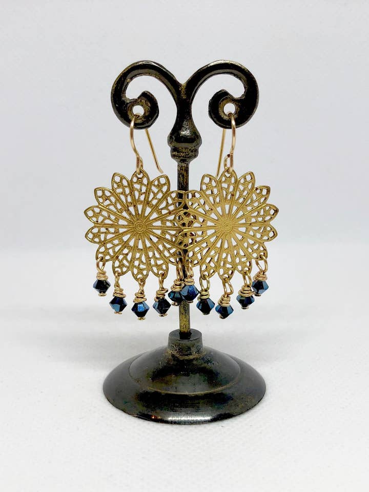 Boucles d'oreilles chandelier en cristal Filagree pour la vente par Gayatri Designs Jewelry