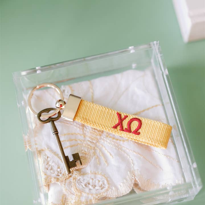 Gracefully Made Art – Großhandel Schlüsselanhänger – Damen – Chi Omega Bestickter Schlüsselanhänger, Schwesternschaft2