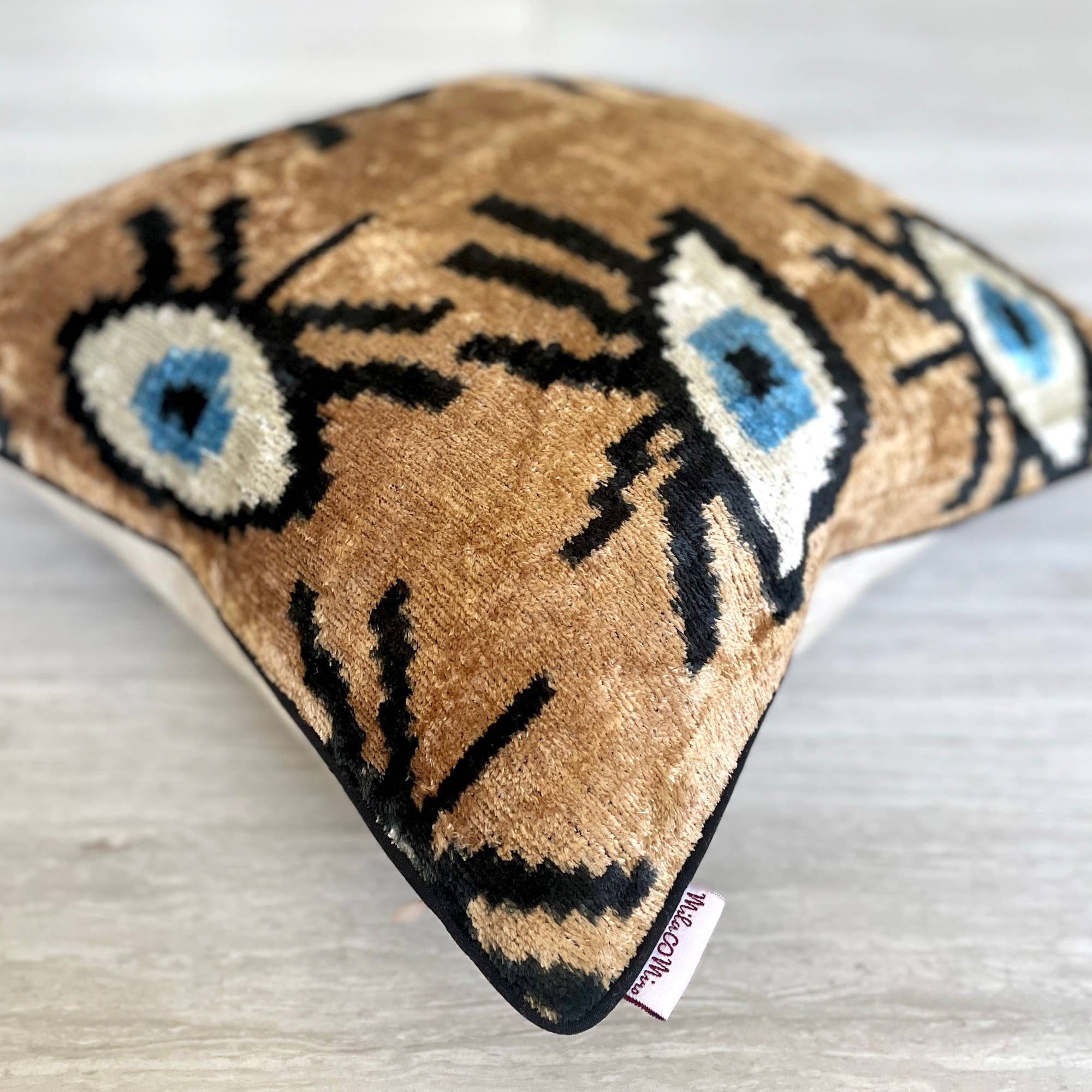 Mila∞Miro by Emelie - Venta al por mayor Funda de cojín - Cojín de terciopelo Ikat Ojo Turco en beige | Funda de cojín de terciopelo Ikat1