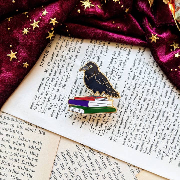 Joyella Design – Engroshandel Reversnål/knap – Poe the Raven hård emaljestift3