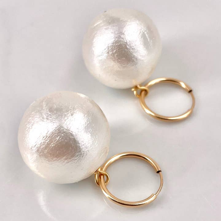 Virginia Wynne Designs – Brincos de argola por atacado – Brincos de argola de pérola de algodão vegano - Design leve e chique 03563