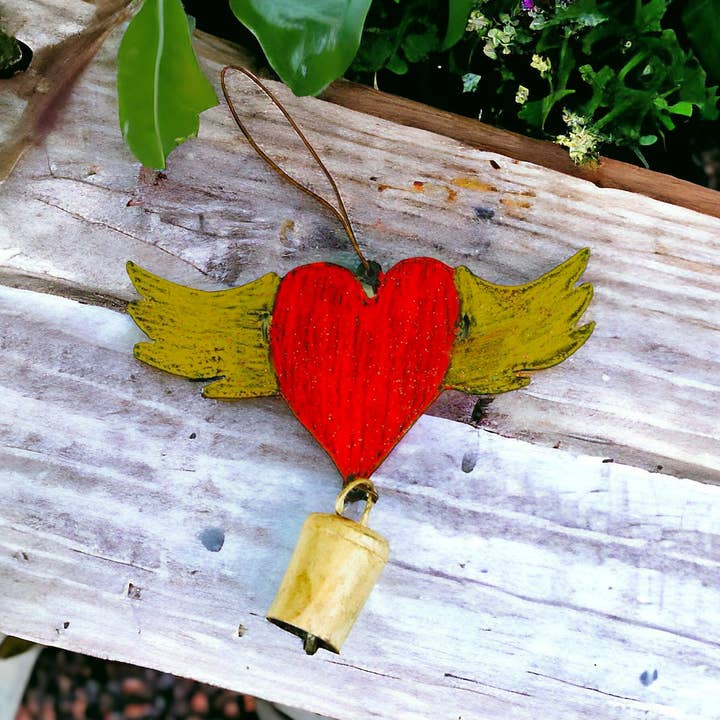 Carillon à vent HEART WINGS, style rustique, cadeau de Saint-Valentin, style hippie pour la vente par Whimsies