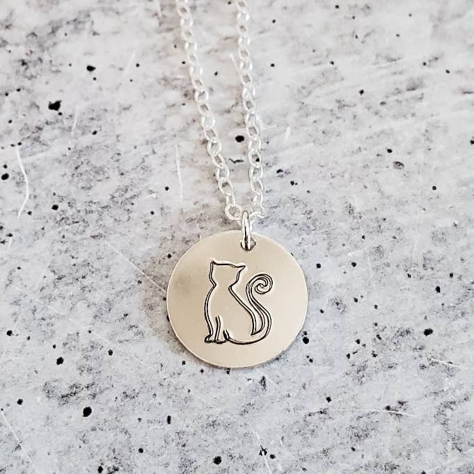 Katze Silhouette Circle Disc Halskette für den Großhandel von Salt and Sparkle