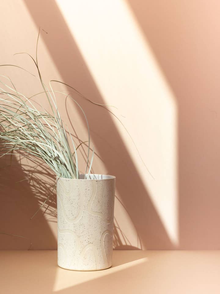 Vase - Wiggle pour la vente par Carved Color Ceramics