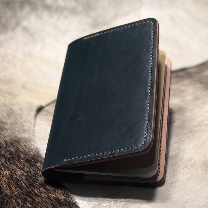 LE PORTEFEUILLE POUR ORDINATEUR PORTABLE pour la vente par Ampersand Leather Co.