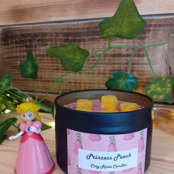 Cosy Rosie Candles – Großhandel Geschenkkerze – Princess Peach Nintendo Mario Kerze handgemacht Pink Gelb