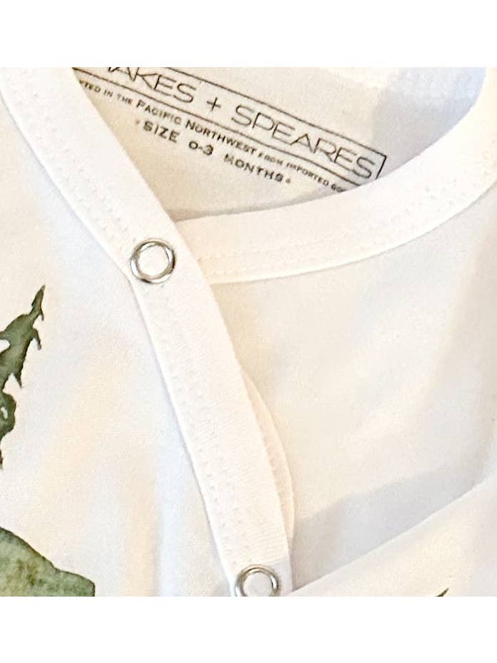 Nuvem branca Romper com Pés Bebé - Floresta Aquarela para venda a revendedores na Faire3