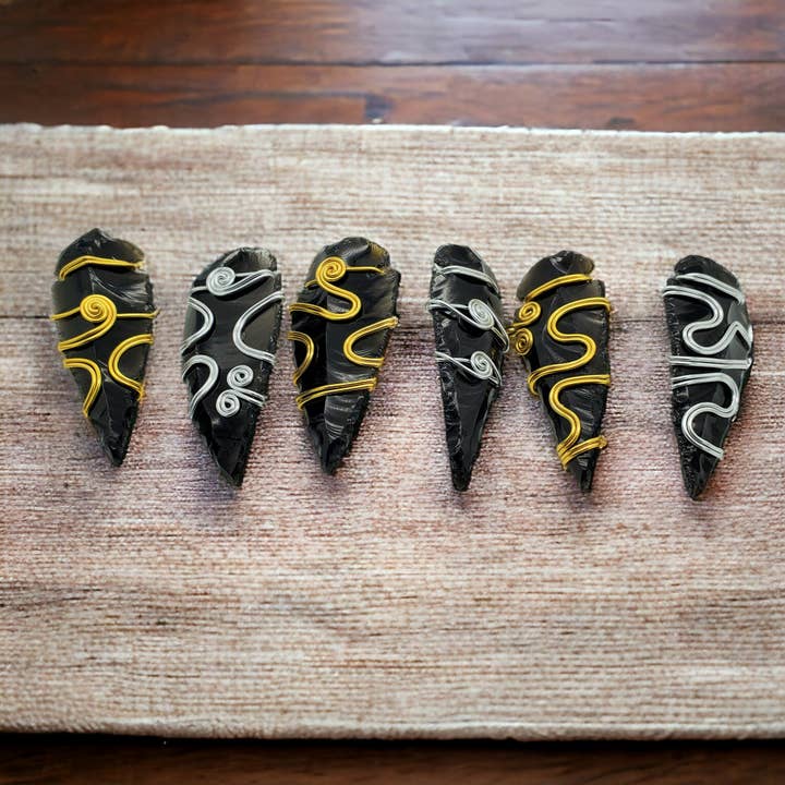 Different Branches - Vente Breloques/médailles personnalisées - Bijou pendentif artisanal en obsidienne et fil d'aluminium en forme de pointe de flèche3