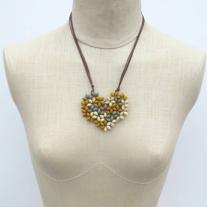 Halskette Annecy, goldfarben, gewebtes Herz, metallfrei für den Großhandel von Katie and Company