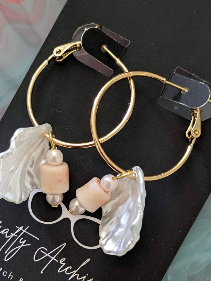 Brincos de Argola Dourados com pétalas de acrílico e contas vintage por atacado de Crafty Archivist