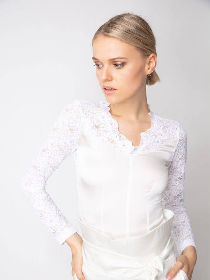 Body en satin de soie avec dentelle pour la vente par Lia & Saora GmbH