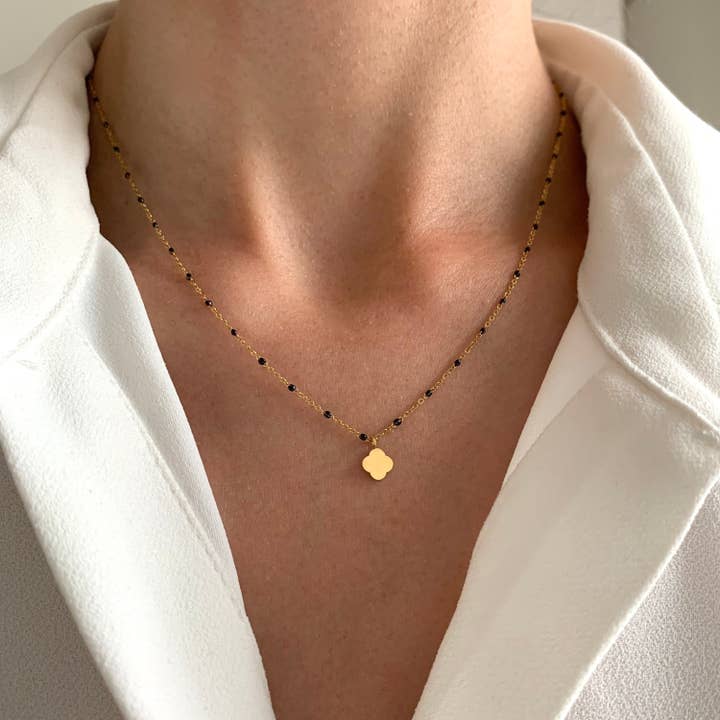 Collier acier inoxydable pendentif trèfle chaine noir pour la vente par Victoire Collection