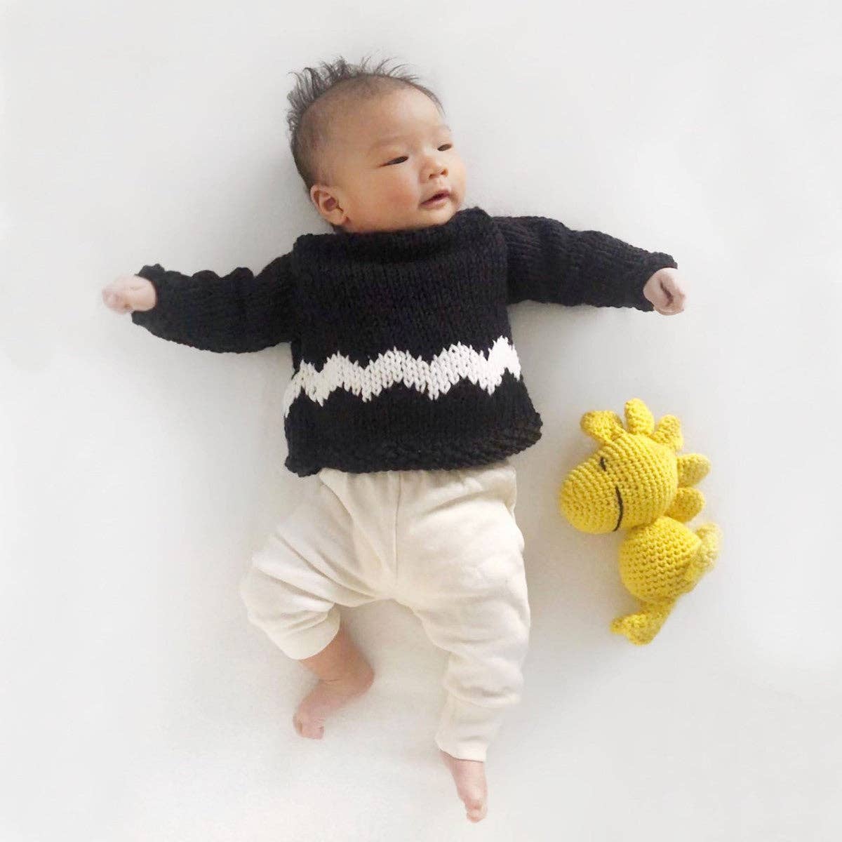 Banda Desenhada Preto/ Branco Brilhante Amendoins: Kit de Tricô Charlie Brown Baby Sweater para venda a revendedores na Faire0