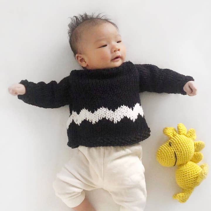 Peanuts: Kit de tejer suéteres para bebés Charlie Brown para venta al por mayor de Stitch & Story